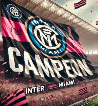 Bandera del Inter de Miami con la leyenda "Campeón" ondeando en un estadio lleno de aficionados.